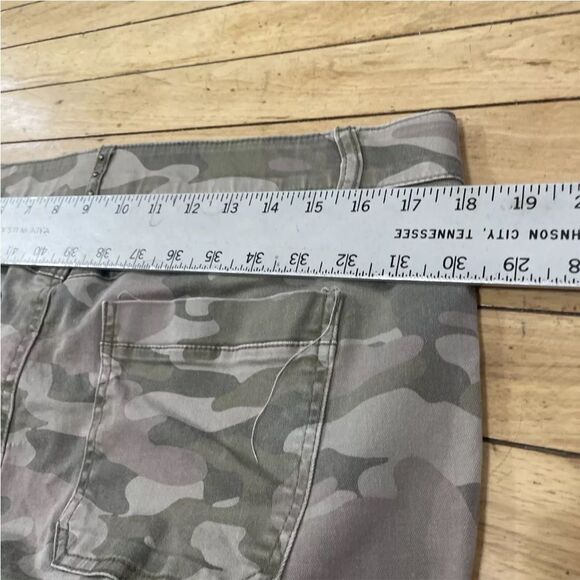 DEMOCRACY AB Technology Jeans Women 14 Camo Green Studded Capri Raw Hem - Picture 7 of 14